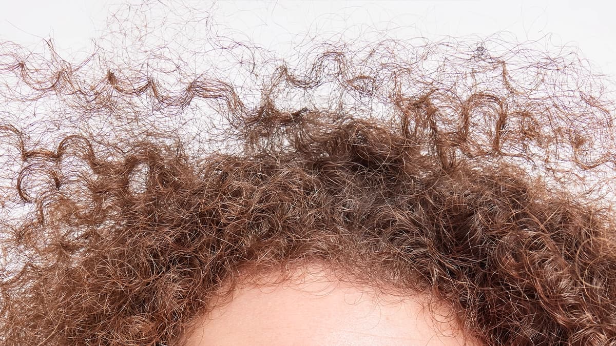 Como controlar o frizz sem gastar uma fortuna